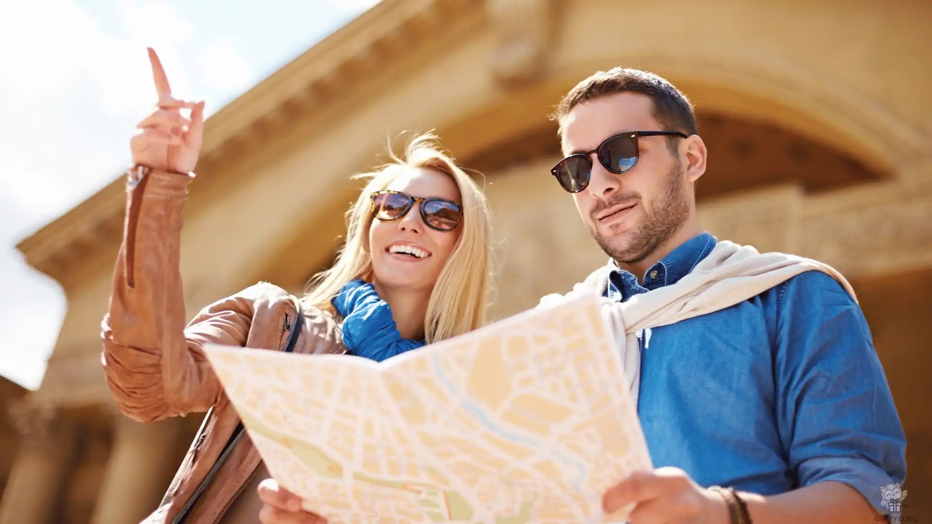 Eine Frau und ein Mann glücklich bei einer Unternehmung. Die perfekte Geschenkidee sind Erlebnisse