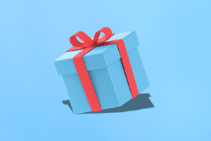 Valentinstag Geschenk für Männer in einer blauen Geschenkbox mit roter Schleife.