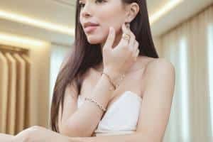 Valentinstag Geschenk für die Freundin 2026: Personalisierter Schmuck.